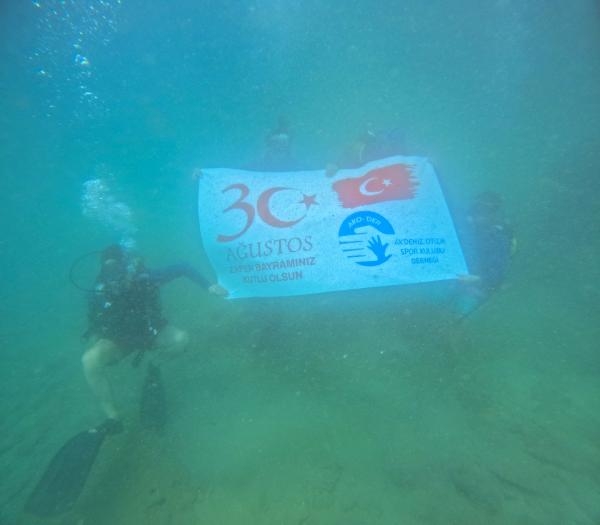 Zafer Bayramı'nı su altında bayrak açarak kutladılar