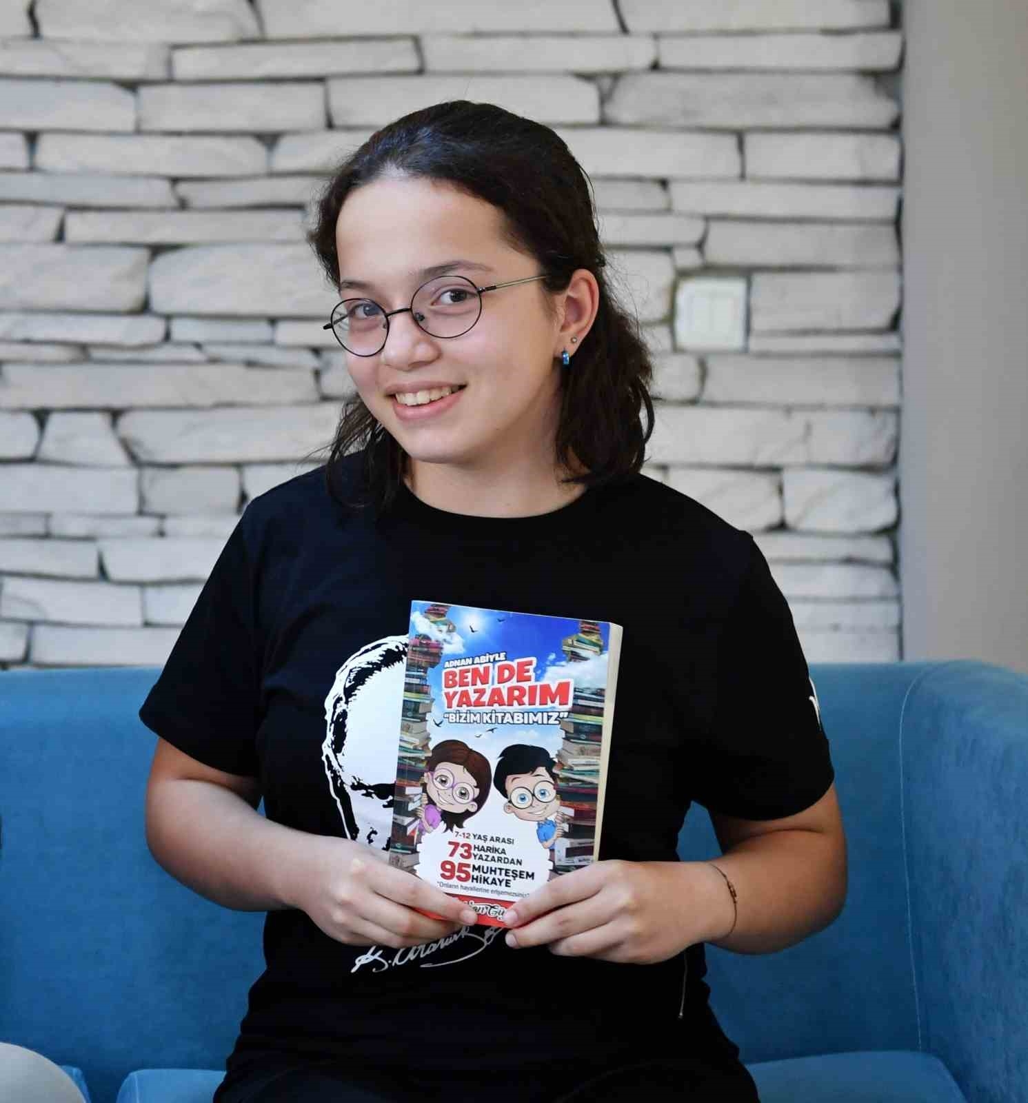 13 yaşında iki kitap yazıp belediye kütüphanesine hediye etti