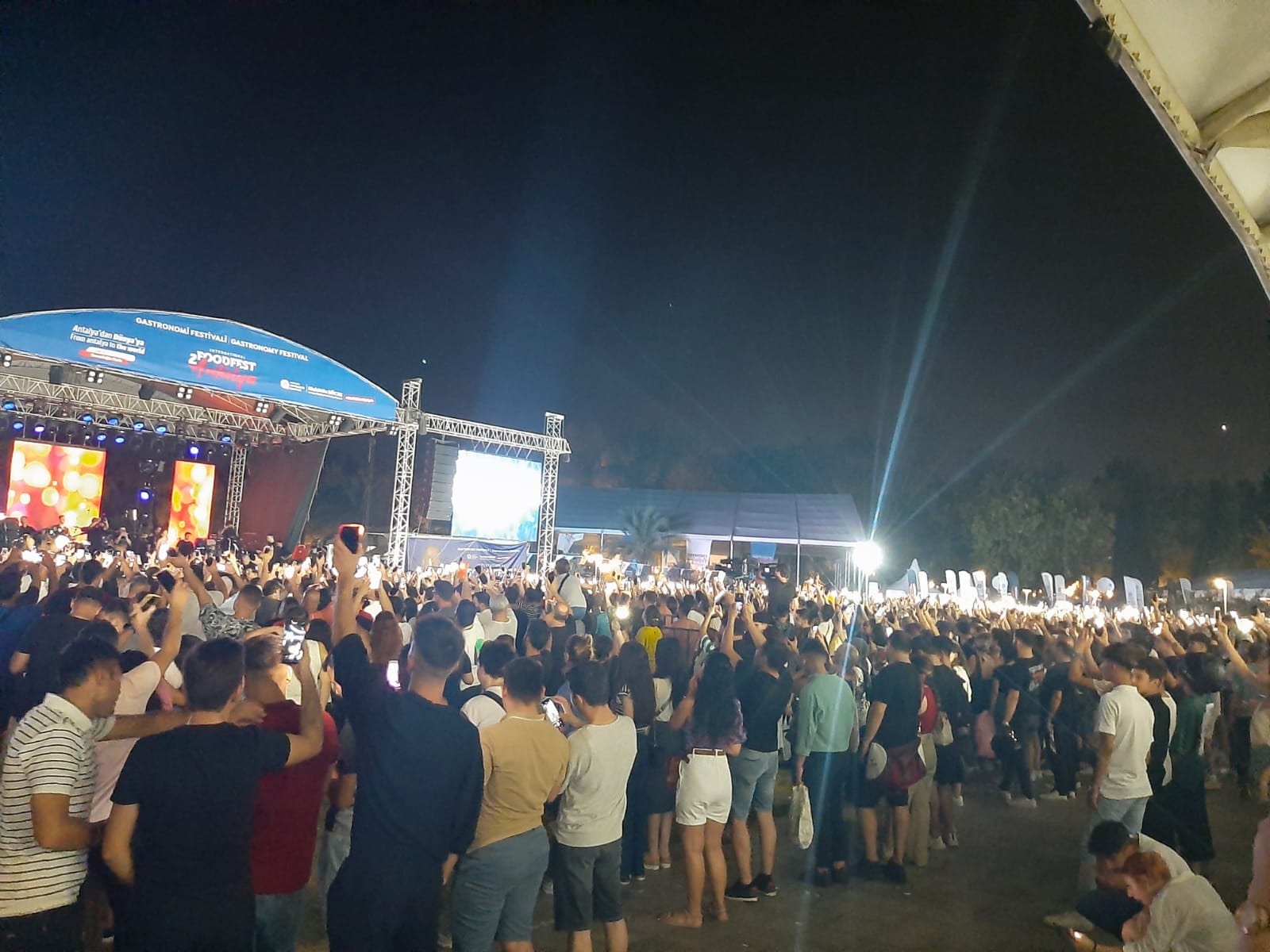 Antalya'da Melek Mosso'ya büyük ilgi
