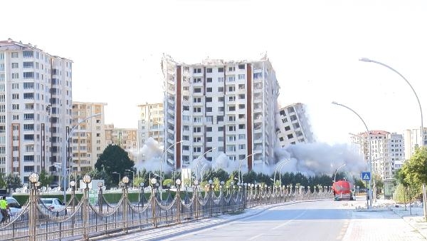 Ağır hasarlı 13 katlı 2 bina, patlatılarak yıkıldı