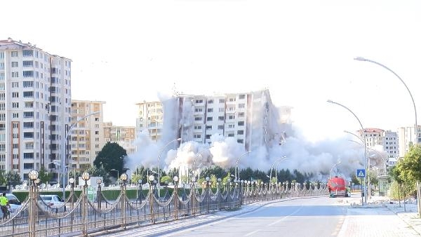 Ağır hasarlı 13 katlı 2 bina, patlatılarak yıkıldı