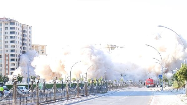 Ağır hasarlı 13 katlı 2 bina, patlatılarak yıkıldı