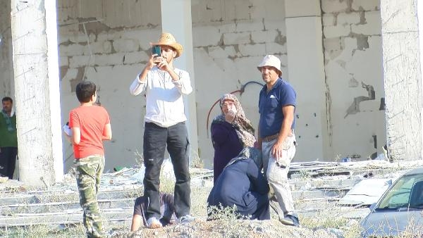 Ağır hasarlı 13 katlı 2 bina, patlatılarak yıkıldı