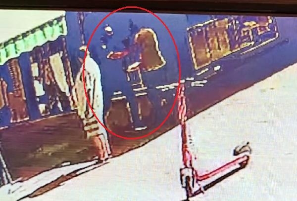 Alacaklısı tarafından sırtından bıçaklandı; o anlar kamerada