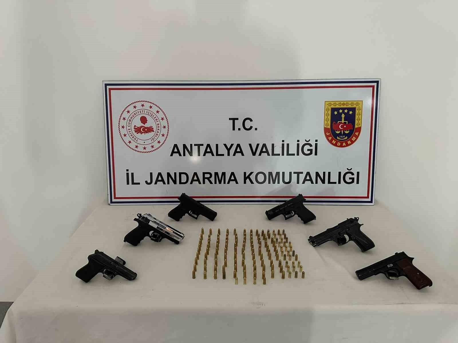 Antalya'da 6 adet ruhsatsız tabanca ele geçirildi
