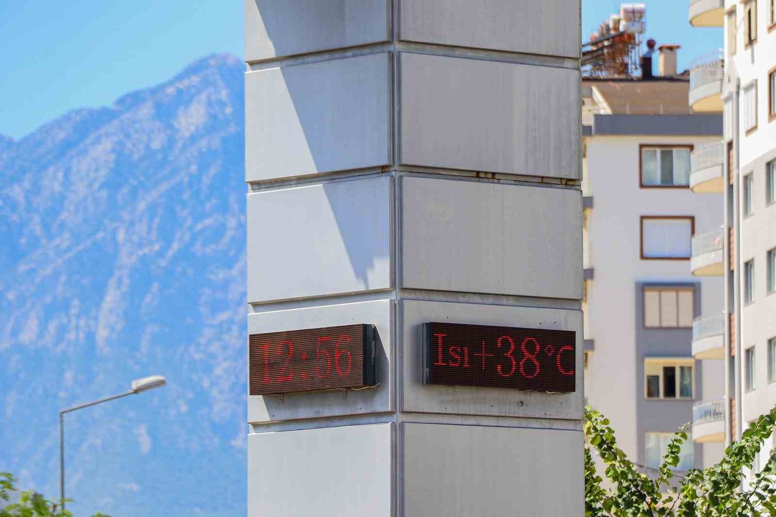 Antalya'da Eylül sıcakları: Termometreler 38 dereceyi gördü