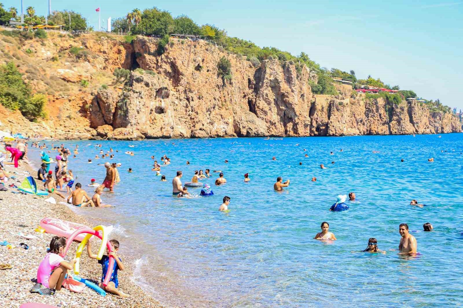 Antalya'da Eylül sıcakları: Termometreler 38 dereceyi gördü