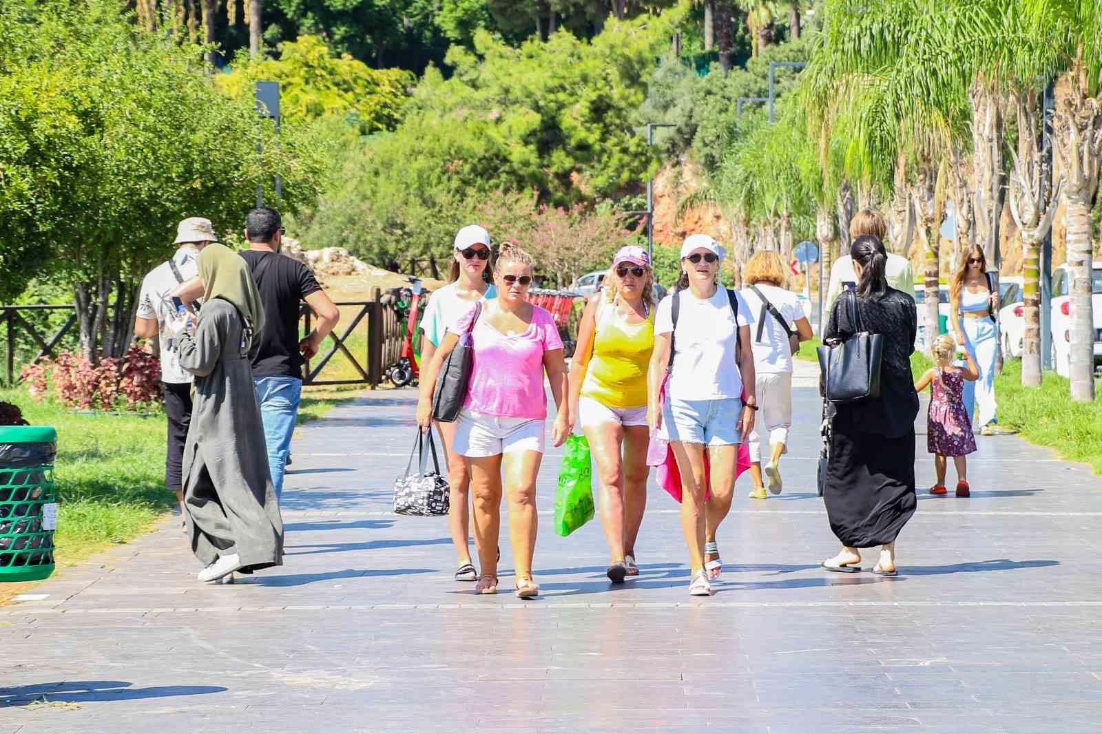 Antalya'da Eylül sıcakları: Termometreler 38 dereceyi gördü