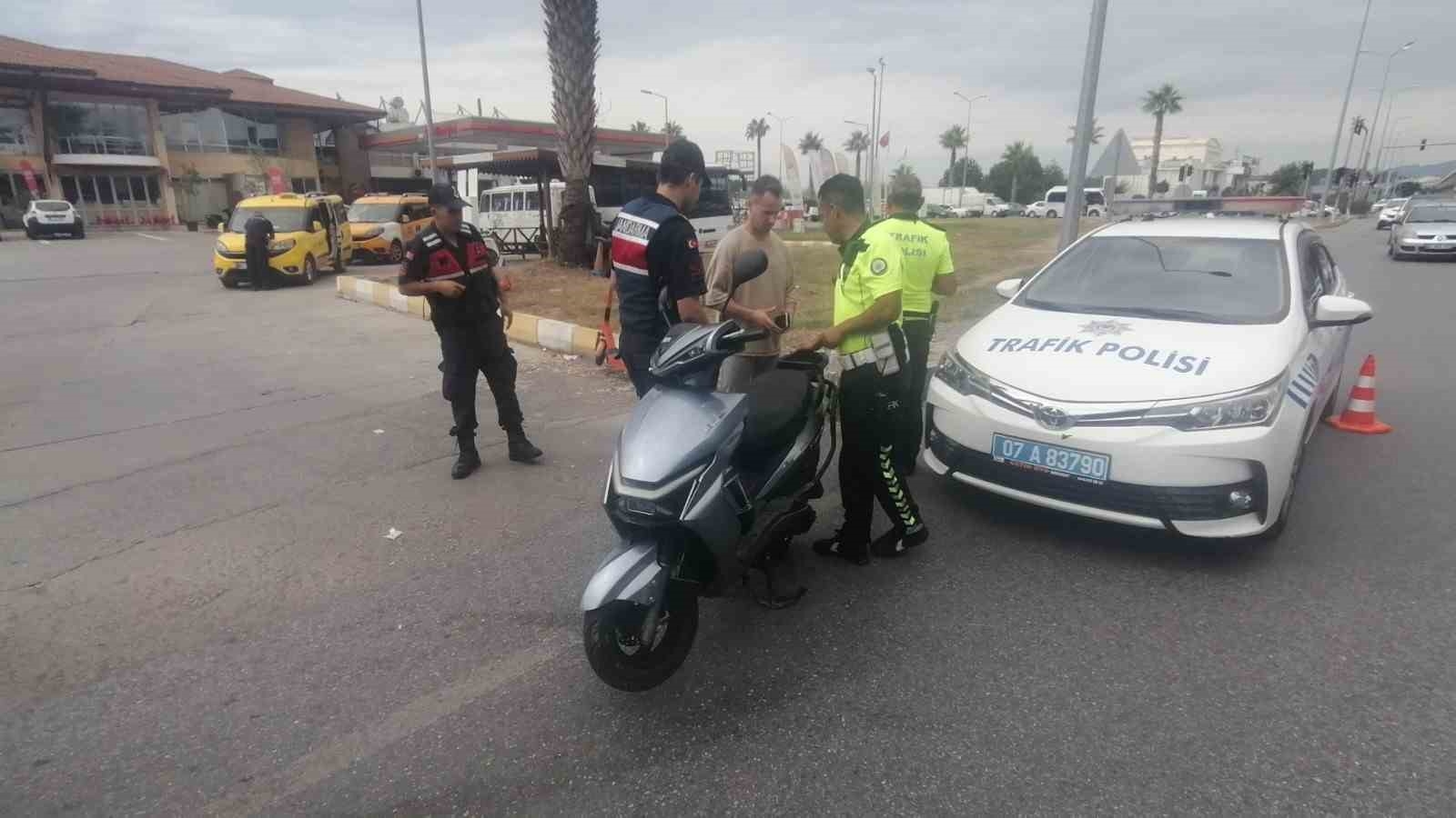 Antalya'da otomobil motosikletle çarpıştı: 2 yaralı