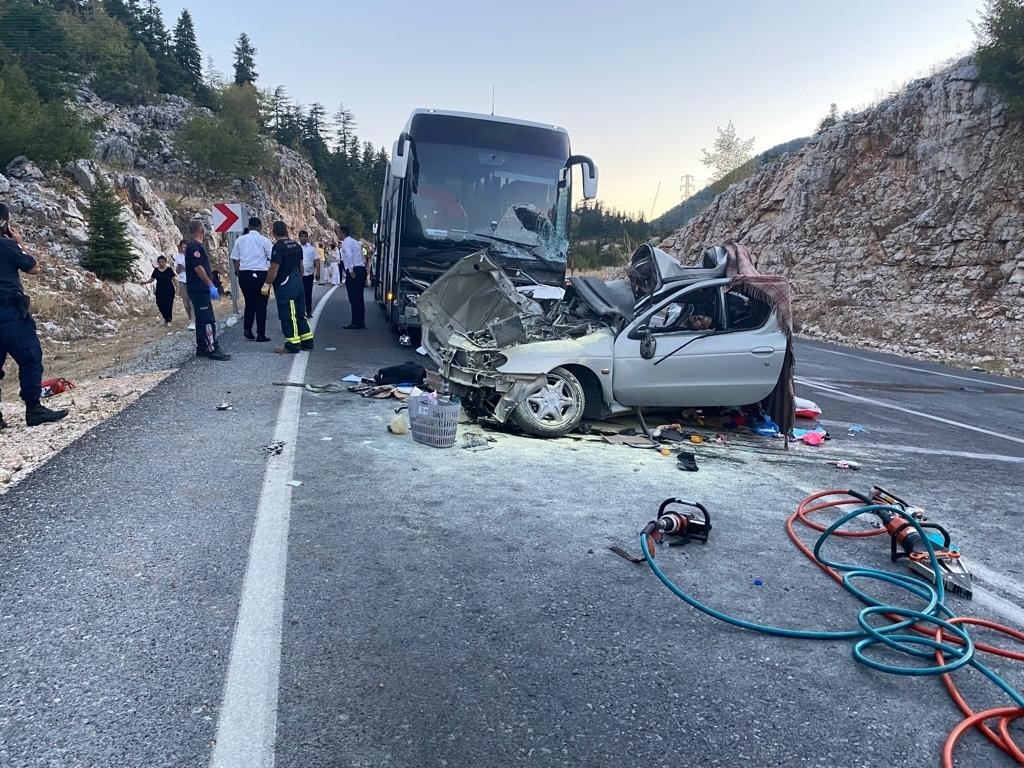 Antalya'da yolcu otobüsü ile otomobil kafa kafaya çarpıştı: 1 ölü, 5 yaralı