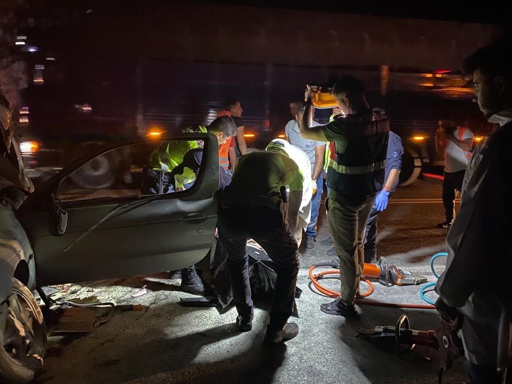 Antalya'da yolcu otobüsü ile otomobil kafa kafaya çarpıştı: 1 ölü, 5 yaralı