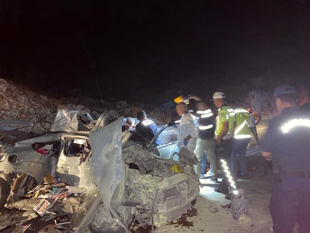 Antalya'da yolcu otobüsü ile otomobil kafa kafaya çarpıştı: 1 ölü, 5 yaralı
