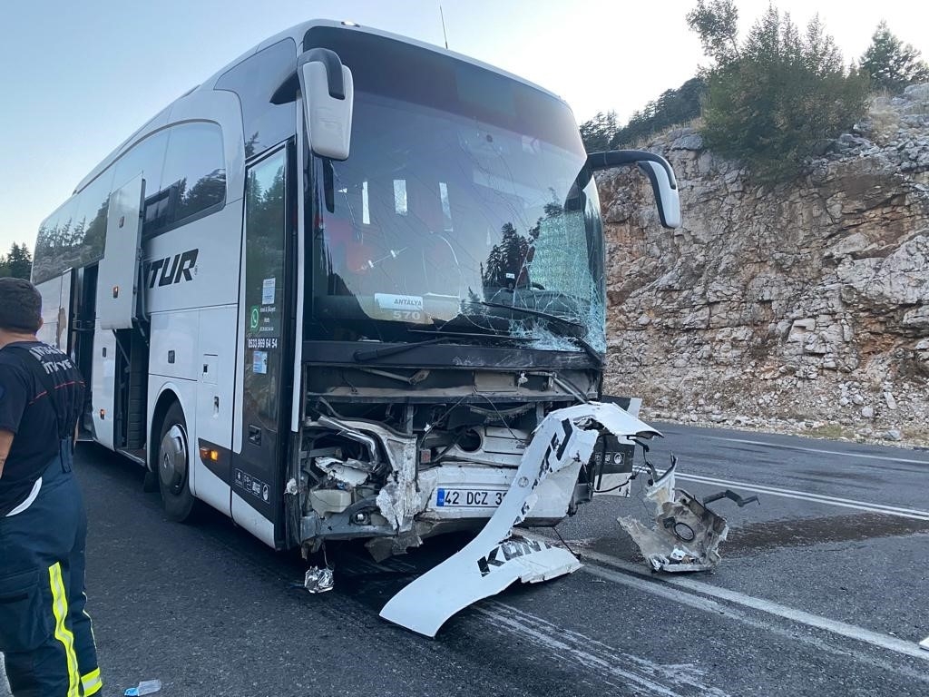 Antalya'da yolcu otobüsü ile otomobil kafa kafaya çarpıştı: 1 ölü, 5 yaralı