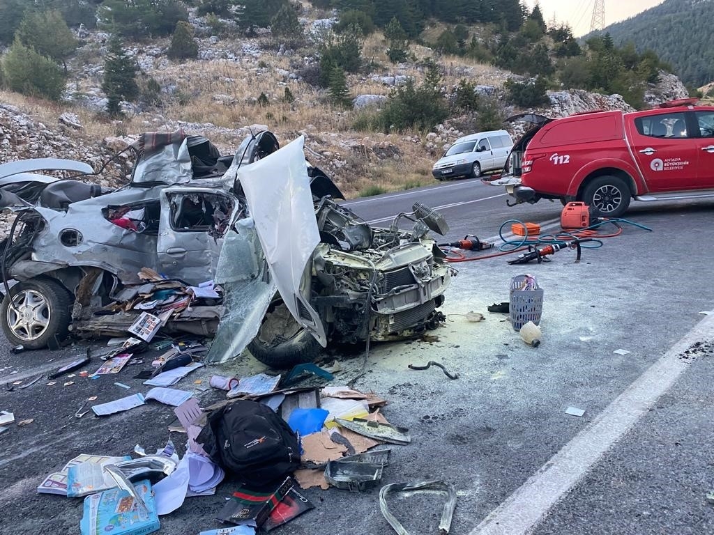 Antalya'da yolcu otobüsü ile otomobil kafa kafaya çarpıştı: 1 ölü, 5 yaralı