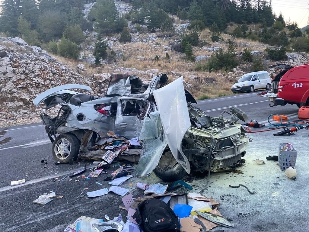 Antalya'da yolcu otobüsü ile otomobil kafa kafaya çarpıştı: 1 ölü, 5 yaralı