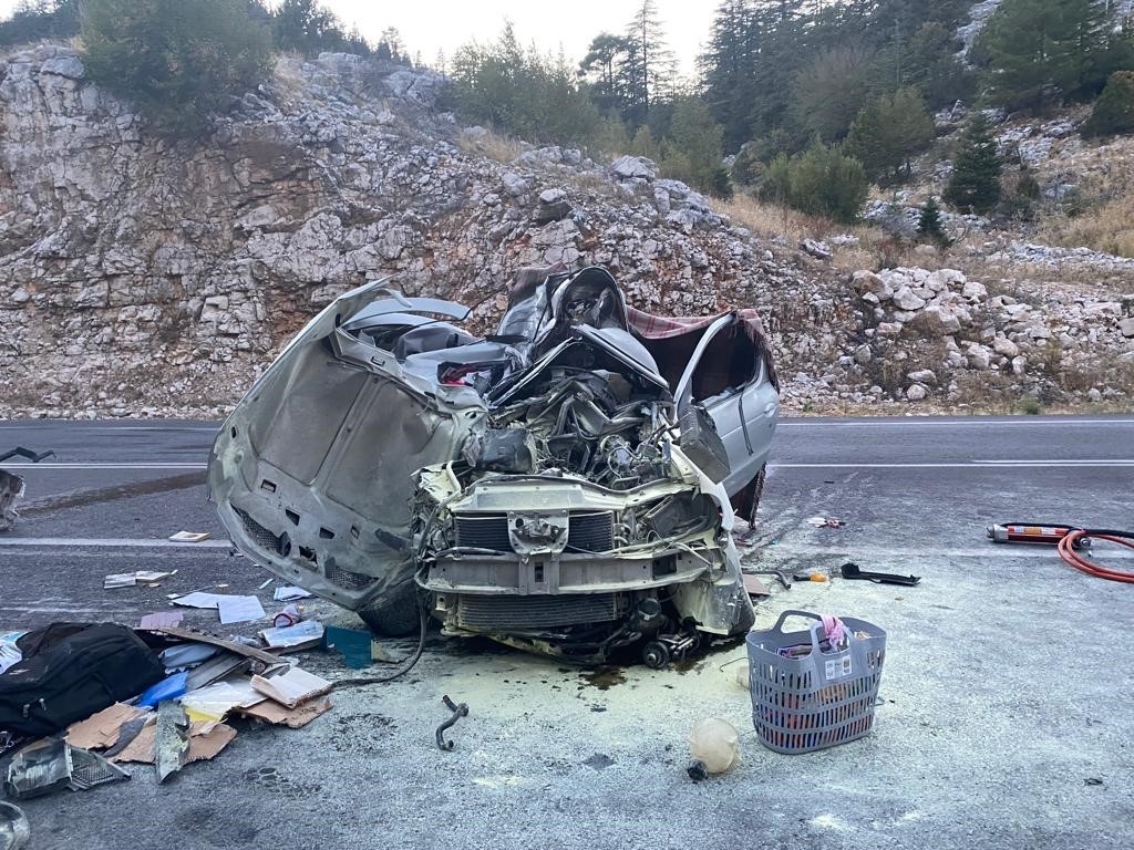 Antalya'da yolcu otobüsü ile otomobil kafa kafaya çarpıştı: 1 ölü, 5 yaralı