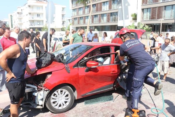 Antalyasporlu Naldo'nun ailesi Antalya'da kaza geçirdi: 1'i ağır, 5 yaralı