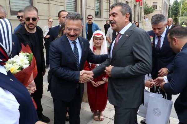 Bakan Tekin: Okul yapmak istiyoruz, yerel yönetimler bize destek olsun