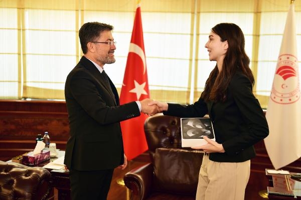 Bakan Yumaklı, su yarışmasından ödülle dönen liseli Ayşe'yi kabul etti