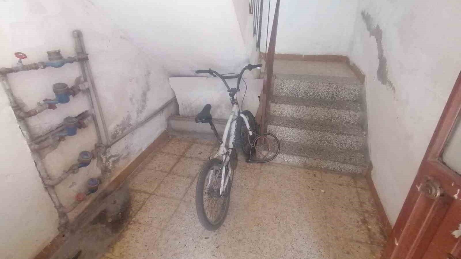 Balığa çıktı, oltaya çalınan bisikleti takıldı