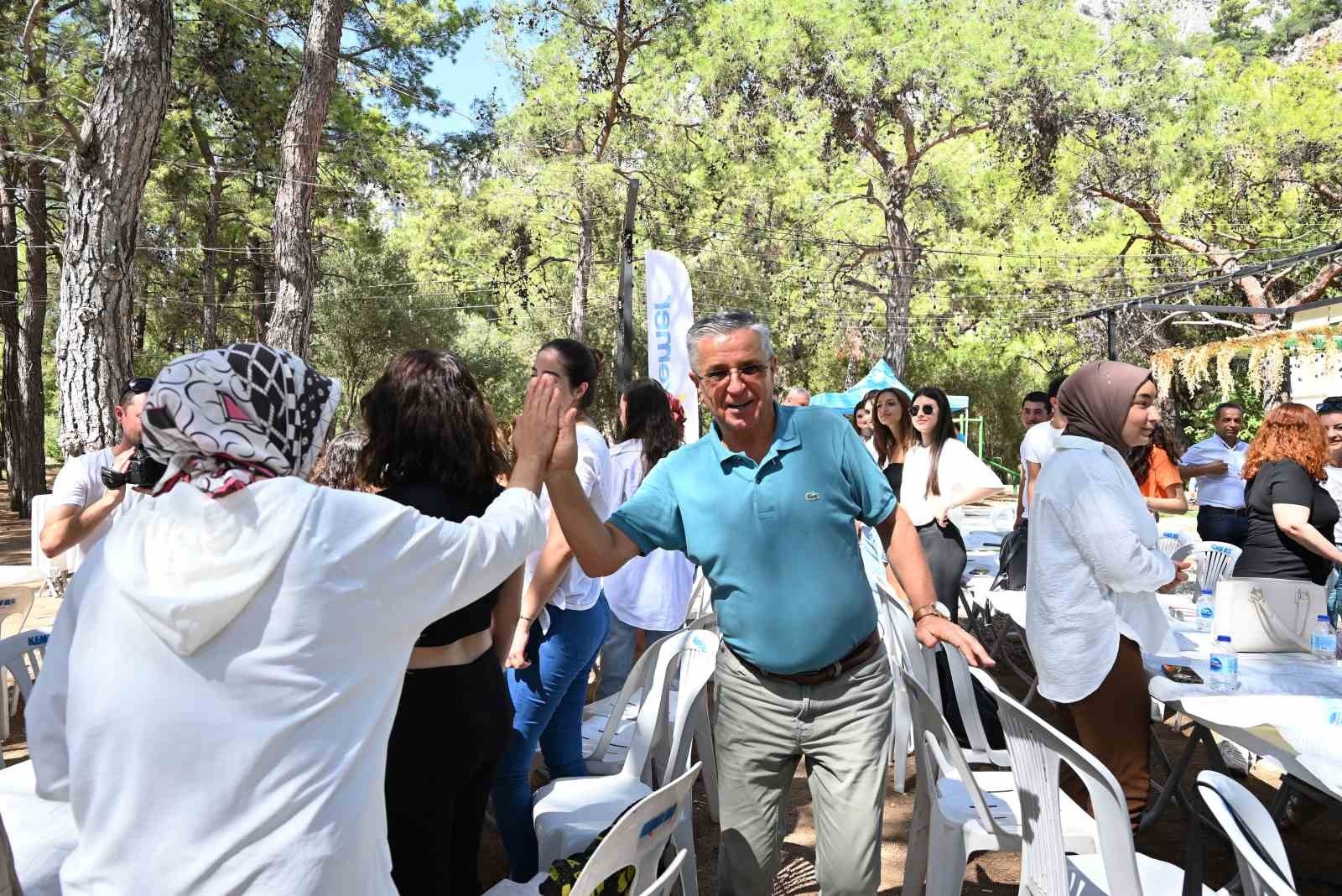 Başkan Topaloğlu'ndan öğrencilere mangal partisi