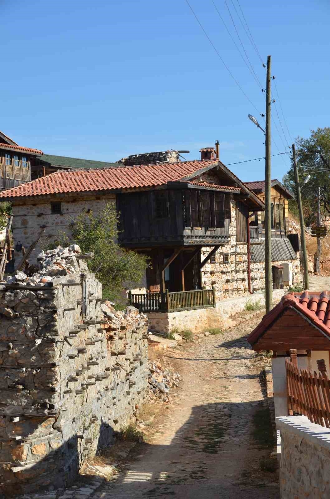Beton yapı bulunmayan ve düğmeli evleri ile meşhur köye koruma amaçlı imar planı