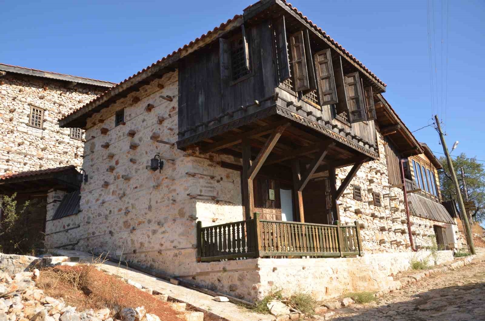 Beton yapı bulunmayan ve düğmeli evleri ile meşhur köye koruma amaçlı imar planı