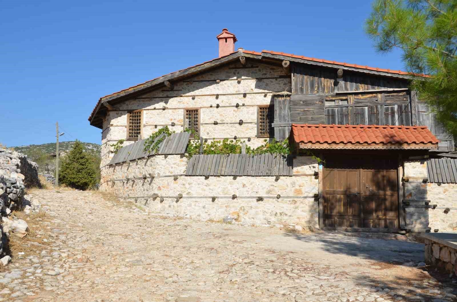Beton yapı bulunmayan ve düğmeli evleri ile meşhur köye koruma amaçlı imar planı