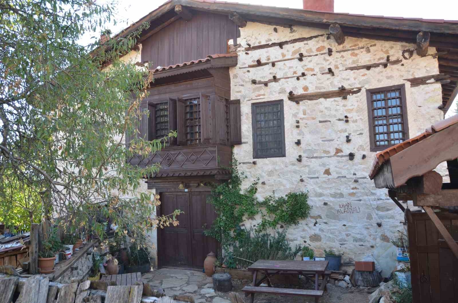 Beton yapı bulunmayan ve düğmeli evleri ile meşhur köye koruma amaçlı imar planı