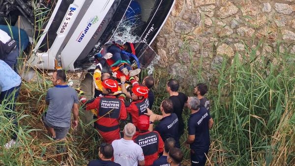 Bodrum'da, midibüs dere yatağına uçtu; 23 işçi yaralı