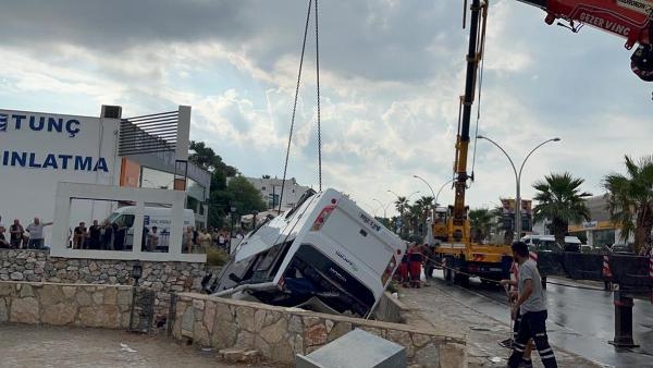 Bodrum'da, midibüs dere yatağına uçtu; 23 işçi yaralı