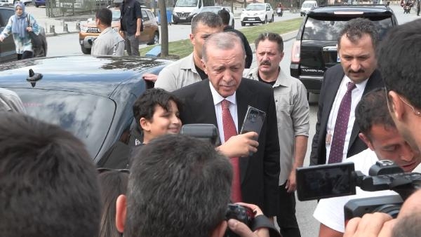 Cumhurbaşkanı Erdoğan çocuklara oyuncak dağıtıp çevredekilerle sohbet etti