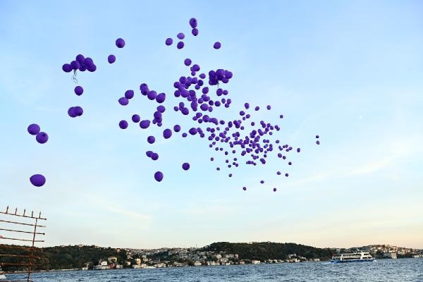 Dünya Alzheimer Günü'nde gökyüzüne mor balonlar bırakıldı