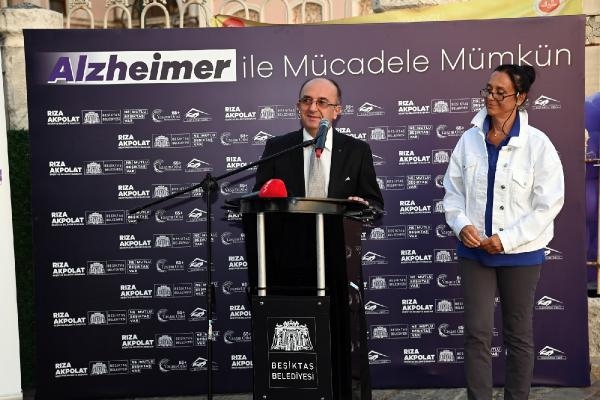 Dünya Alzheimer Günü'nde gökyüzüne mor balonlar bırakıldı