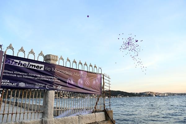 Dünya Alzheimer Günü'nde gökyüzüne mor balonlar bırakıldı