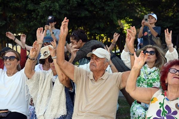 Dünya Alzheimer Günü'nde gökyüzüne mor balonlar bırakıldı
