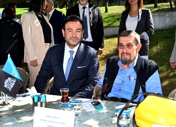 Dünya Alzheimer Günü'nde gökyüzüne mor balonlar bırakıldı