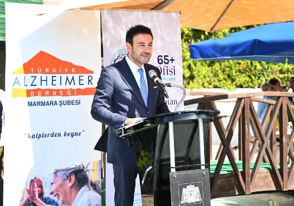 Dünya Alzheimer Günü'nde gökyüzüne mor balonlar bırakıldı