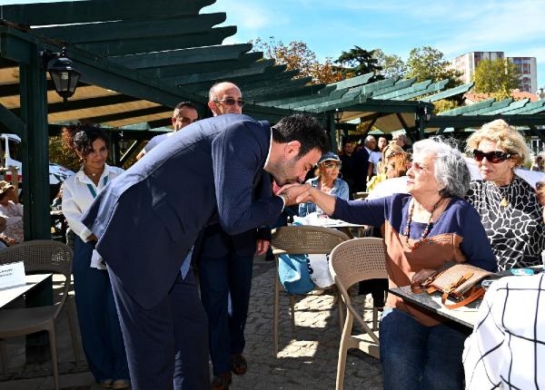 Dünya Alzheimer Günü'nde gökyüzüne mor balonlar bırakıldı