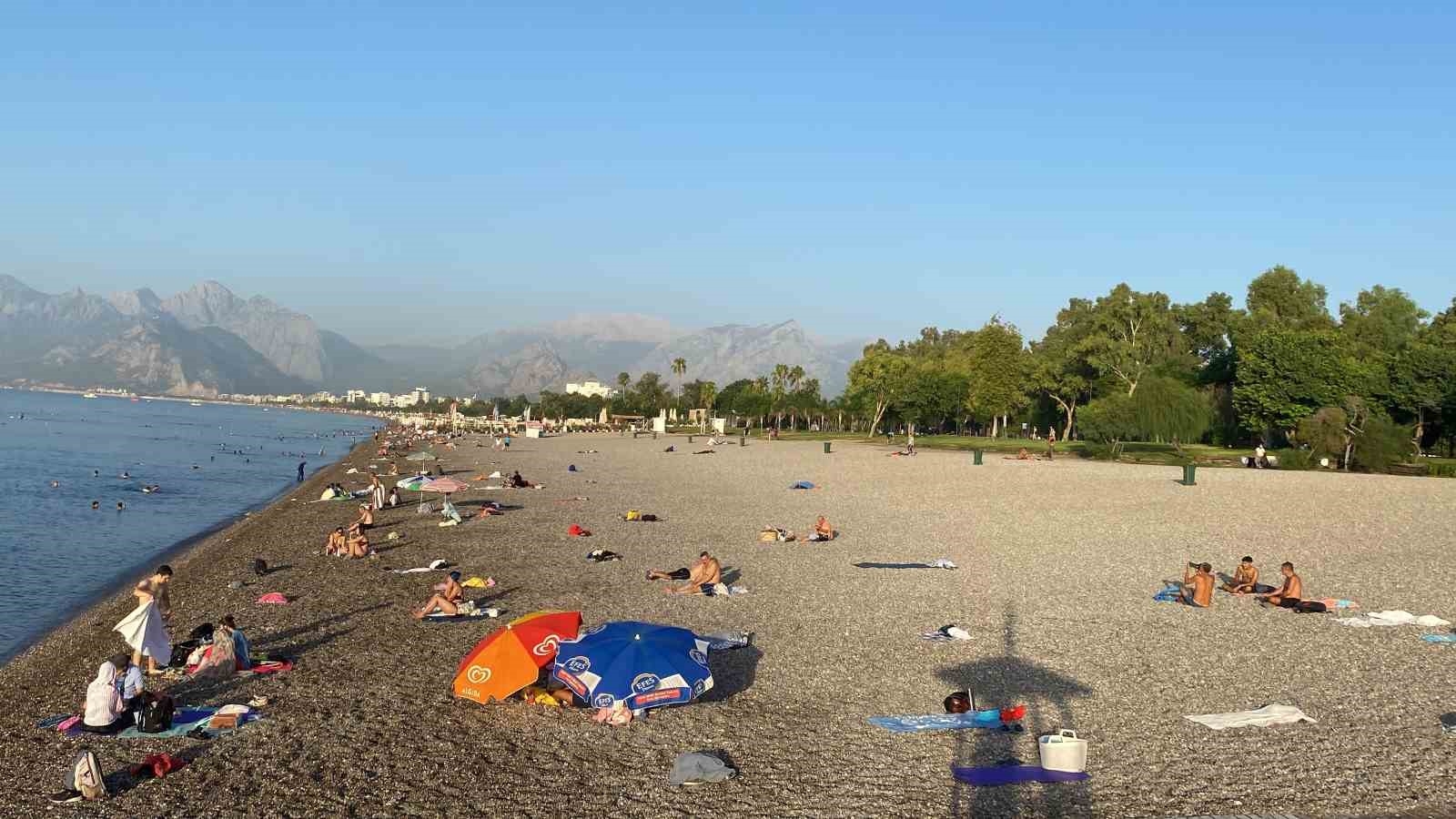 Dünyaca ünlü sahil sıcak sebebiyle açık hava oteline döndü