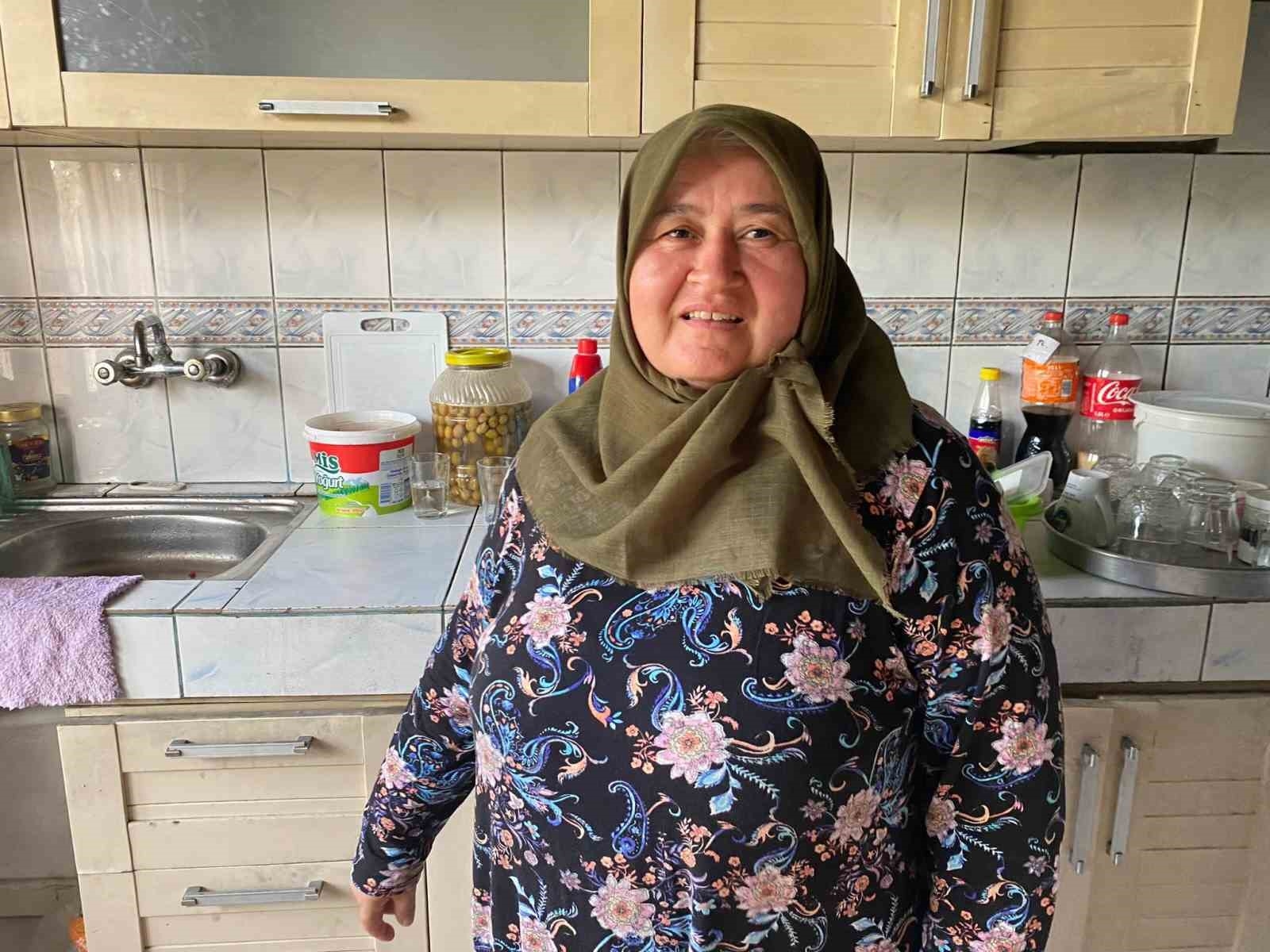 Evleri küle döndü, balkon yuvaları oldu