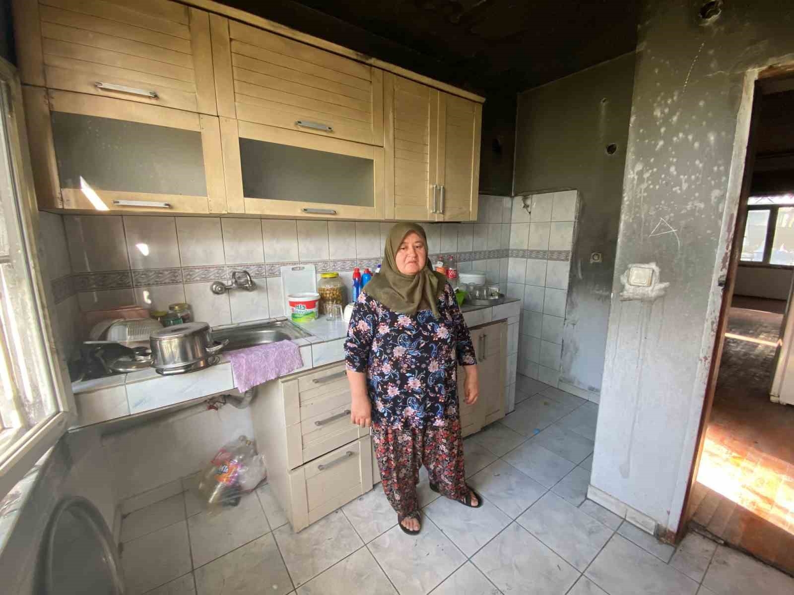 Evleri küle döndü, balkon yuvaları oldu