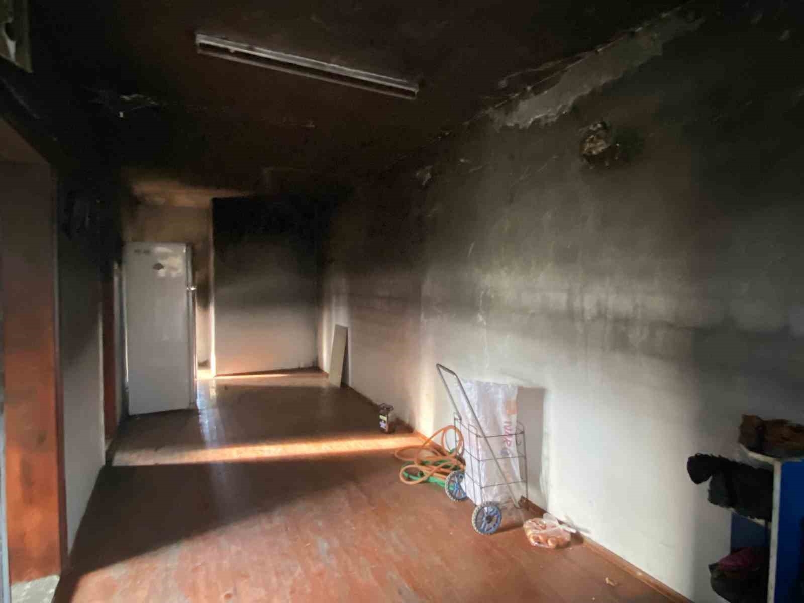 Evleri küle döndü, balkon yuvaları oldu