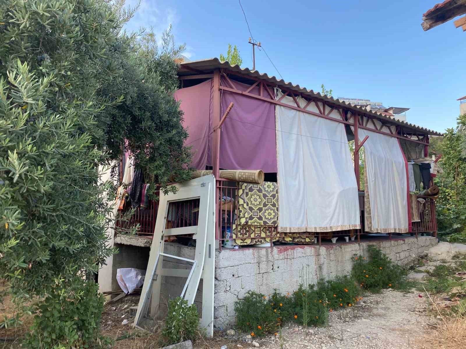 Evleri küle döndü, balkon yuvaları oldu