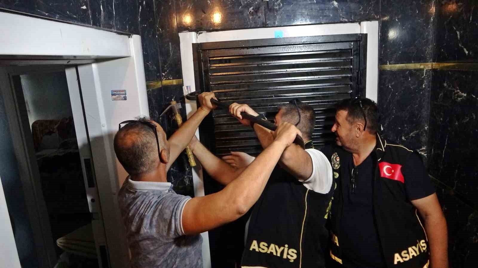 Evlerinden çöp atmaya çıkanlar dahi didik didik arandı !