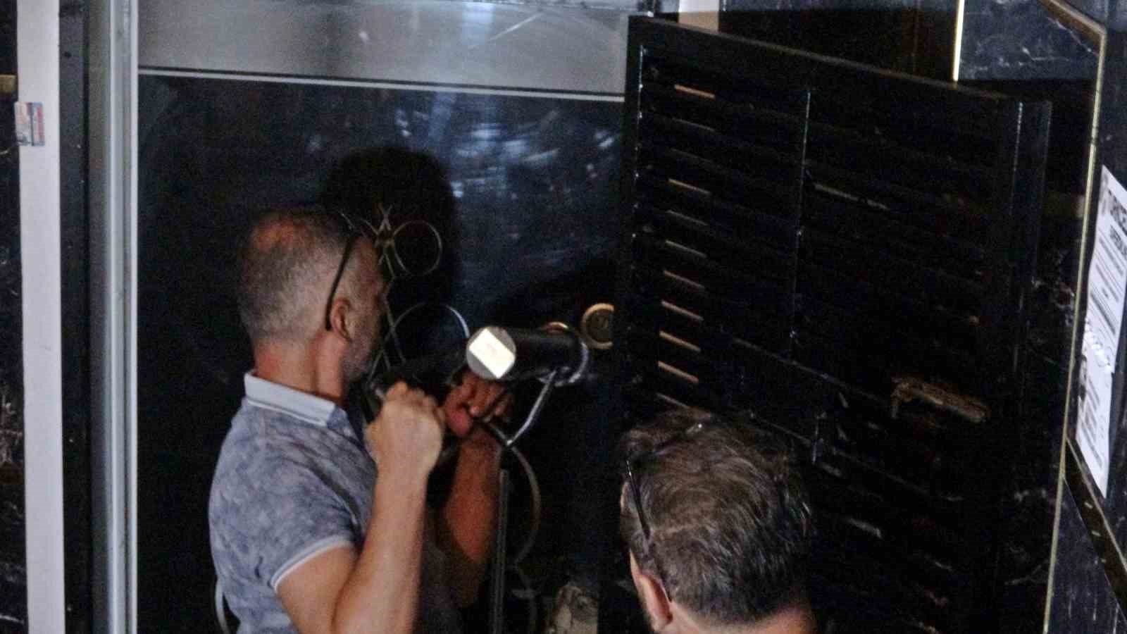 Evlerinden çöp atmaya çıkanlar dahi didik didik arandı !