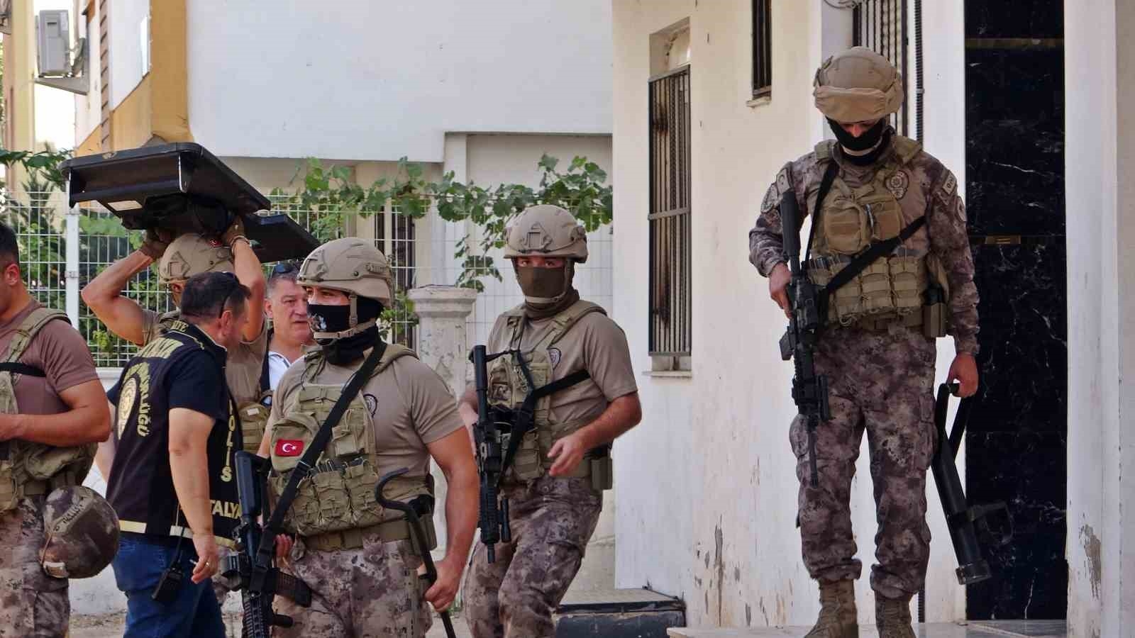 Evlerinden çöp atmaya çıkanlar dahi didik didik arandı !