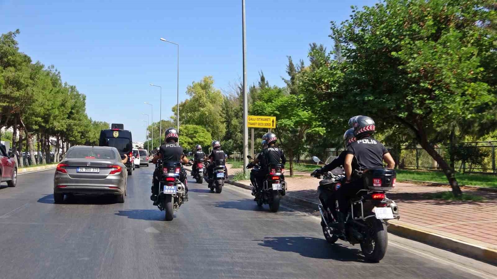 Evlerinden çöp atmaya çıkanlar dahi didik didik arandı !