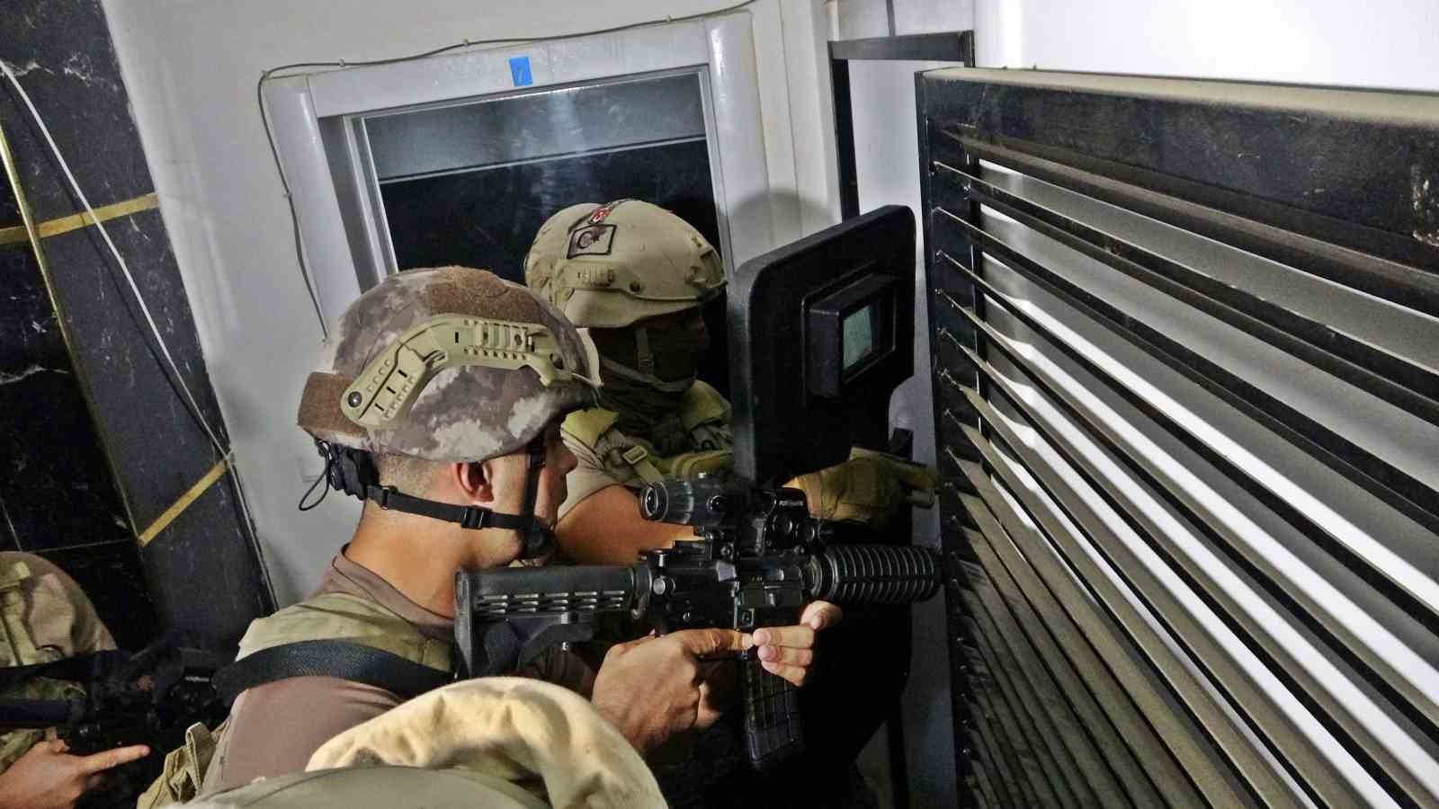 Evlerinden çöp atmaya çıkanlar dahi didik didik arandı !