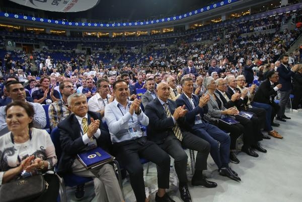 Fenerbahçe'de stat isim değişikliği için yönetime yetki verildi